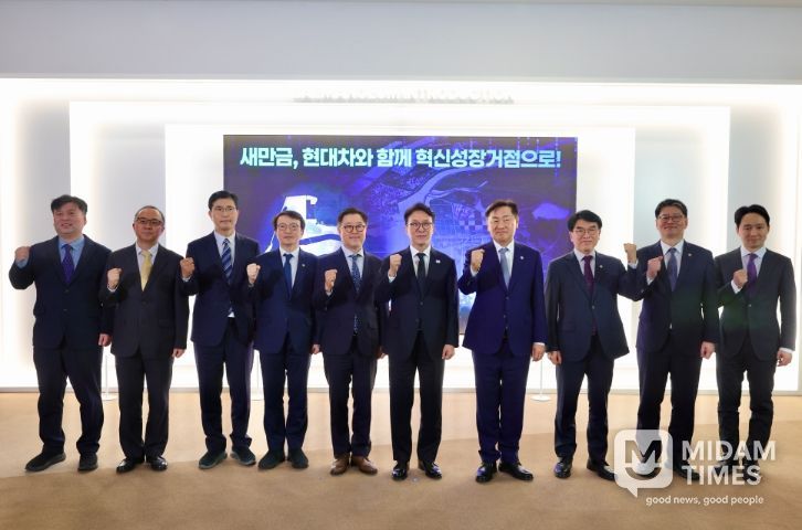 김민석 국무총리가 5일 전북 군산 새만금개발청에서 현대차그룹의 AI·로봇·에너지 거점 구축을 위한 9조원 규모 투자계획에 관해 설명을 듣고 있다.(국무조정실)