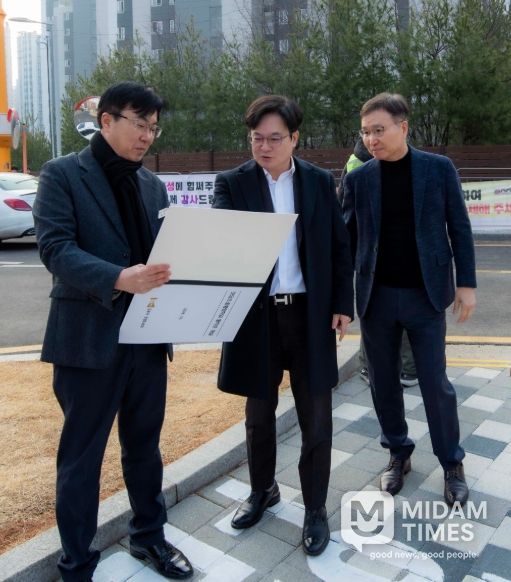 김병수 시장이 9일 오전 운양동 모담초·중학교를 방문해 통학로 안전 점검을 실시하고 학교 관계자 및 학부모들과 함께 교육 현안을 논의하는 자리를 가졌다.