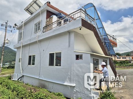 김해시는 기후에너지환경부 ‘2026년 기후변화 취약지역·계층 지원 공모사업’에 선정돼 차열페인트 시공을 위한 5억4,600만원의 예산을 확보해 사업을 추진 중이다.