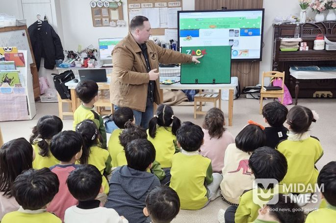 3월 9일 대구 옥포읍 옥빛유치원에서 어린이들이 원어민 교사와 함께 알파벳 수업을 듣고 있다. 대구 기초지자체 중 최초로 시행되는 달성군의 '유치원 원어민 영어교실'의 첫 수업 현장이다.
