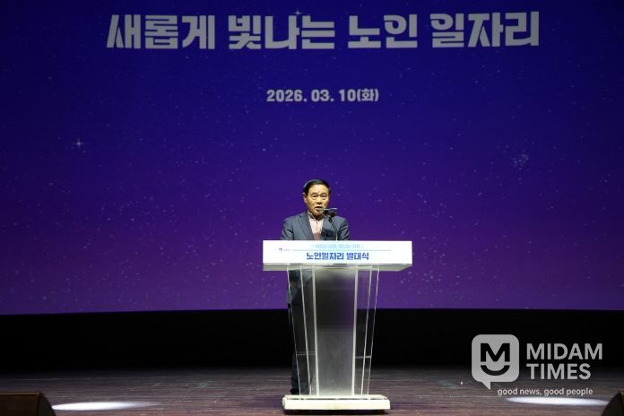 이재식 수원특례시의회 의장이 10일 경기아트센터 대극장에서 열린 「2026년 노인일자리 발대식」에서 축사를 하고 있다.