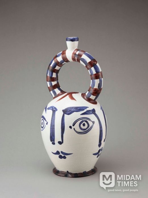 네개의 얼굴이 그려진 아즈텍화병(A.R.401, 1957, 백토, 화장토, 파라핀, 백색에나멜장식, 나이프각인, 55.5×25×25cm, 국립현대미술관소장품)