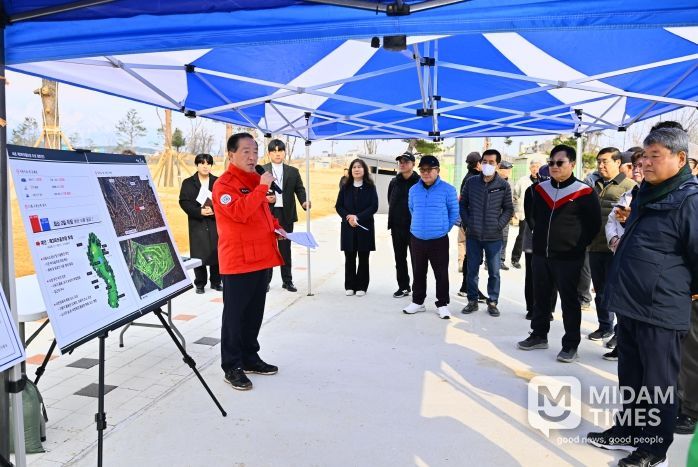 속초 파크골프장 찾아 회원과 소통하는 이병선 속초시장