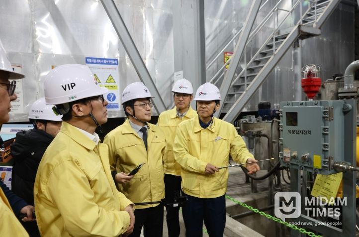 김민석 국무총리가 11일 경기도 구리시 한국석유공사 구리지사 석유비축기지를 방문, 석유비축시설 현장을 시찰하고 있다.