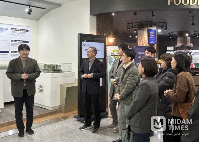 포항시는 지역 식품산업 경쟁력 강화를 위해 12일 한국식품산업클러스터진흥원을 방문해 기관 협력 방안을 논의하고 관련 시설을 견학했다.