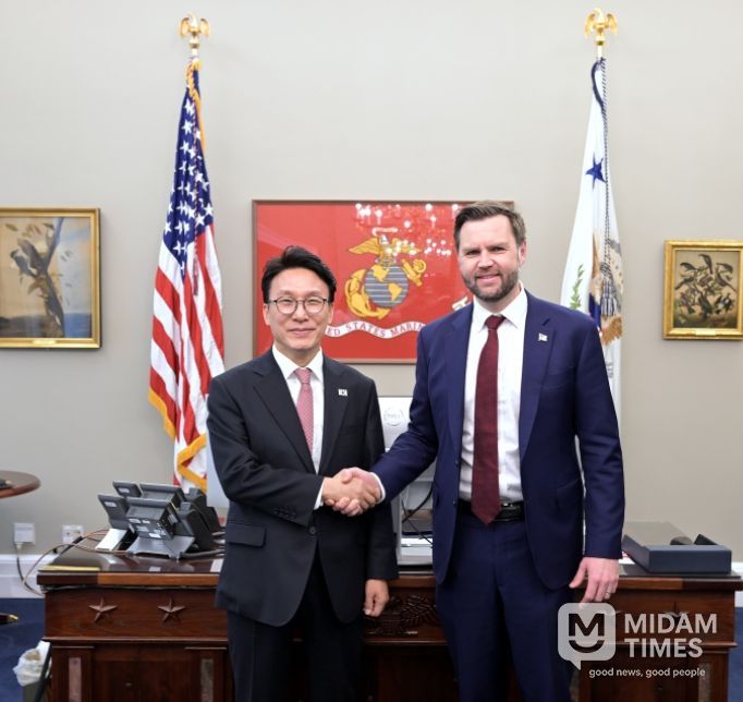 미국을 방문 중인 김민석 국무총리가 12일(현지시간) 미국 워싱턴DC 백악관에서 JD 밴스 부통령과 회담을 하고 있다.(국무조정실)