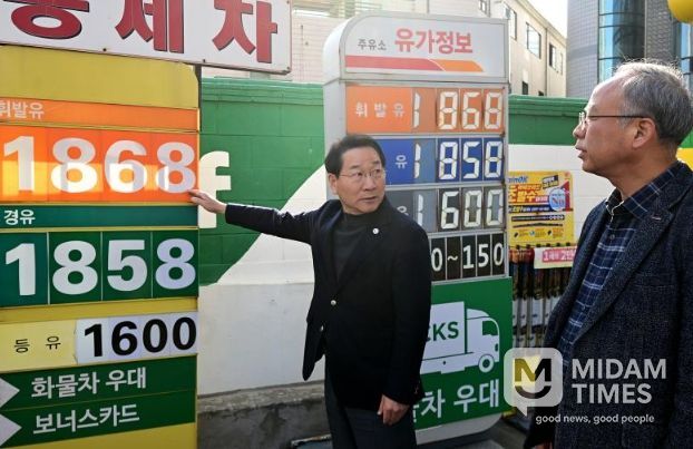 유정복 인천광역시장이 13일 남동구 한 주유소를 찾아 한국주유소협회 관계자들과 간담회를 갖고 유가를 점검하고 있다