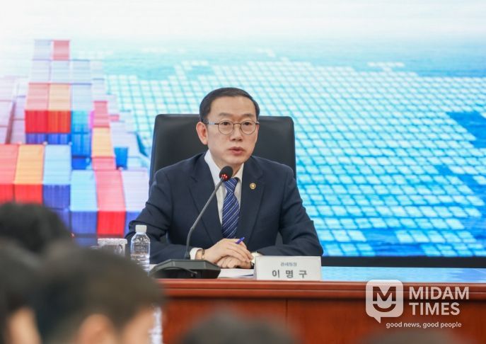 이명구 관세청장이 13일 서울본부세관에서 전국세관 수사부서 국·과장 등 40여명이 참석한 가운데 '2026년 전국세관 수사관계관 회의'를 주재하고 있다.
<p> </p>
<p>