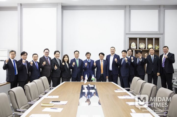 우즈벡 상공회의소 관계자들과 기념사진을 촬영하고 있는 평택시 방문단.