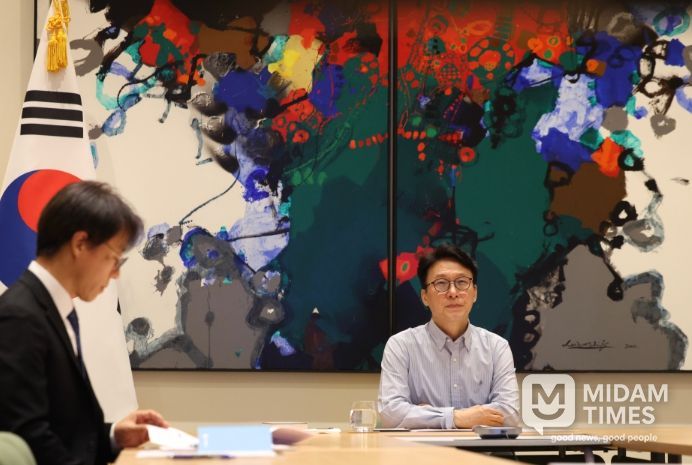 미국을 방문 중인 김민석 국무총리가 15일(현지시간) 미국 뉴욕 유엔대표부에서 영상 간부회의를 주재하고 있다.(국무조정실)