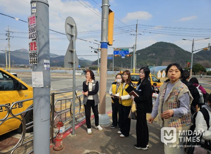 17일 창원 북면초등학교에서 경남교육청, 창원교육지원청, 녹색어머니회 경남지부 관계자들이 통학로 민관협업 현장 점검을 진행하는 모습