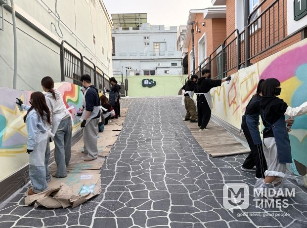 청소년 복합문화공간 틈 벽화작업