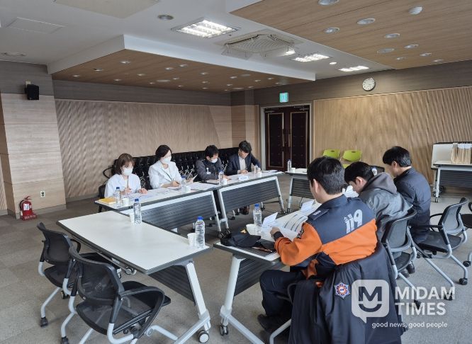 지난 12일 전인병원 8층 강당에서 관계기관 합동으로 산불 상황 대비 대피 토론 훈련이 진행되고 있다.