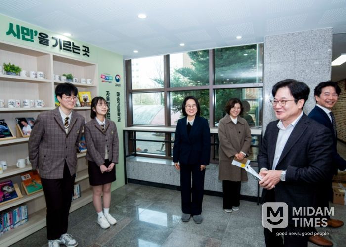 김병수 시장이 지난 18일 마송고등학교를 찾아 현장을 살피고 있다.