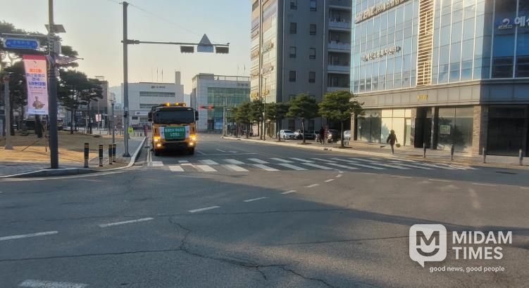 노면청소차 운행 모습