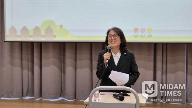 19일, 나성동 복합커뮤니티센터 1층 다목적강당에서 ‘3월 시작의 달, 두려움을 용기로 바꾸는 부모의 첫 걸음’이라는 주제로 열린 학부모 정신건강 특강 박영신 정책국장 인사말씀 모습