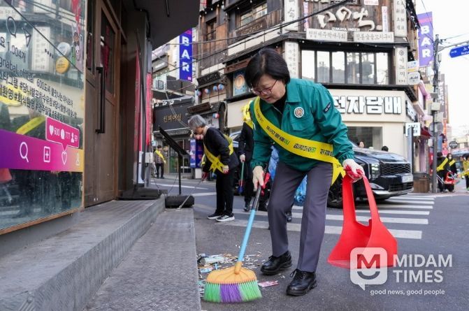 지난해 ‘봄맞이 대청소의 날’을 맞아 거리 청소에 참여한 이순희 강북구청장의 모습