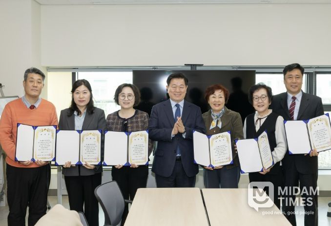 박승원 광명시장(사진 가운데)이 지난 19일 광명시 고혈압당뇨병 등록교육센터에서 열린 '건강리더 위촉식'에 참석해 시민건강리더들과 기념사진을 촬영하고 있다.