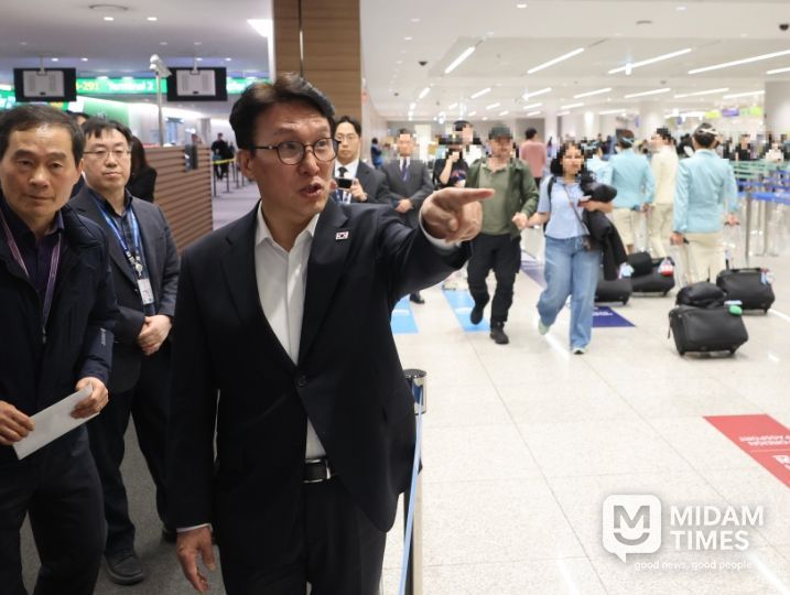 김민석 국무총리가 미국·스위스 순방을 마치고 19일 인천공항을 통해 귀국한 뒤 입국장 안전관리 상황을 점검하고 있다.