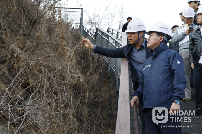 진교훈 서울 강서구청장(맨 앞)이 염창산 절개지를 찾아 현장 위험요소를 점검하고 있다.