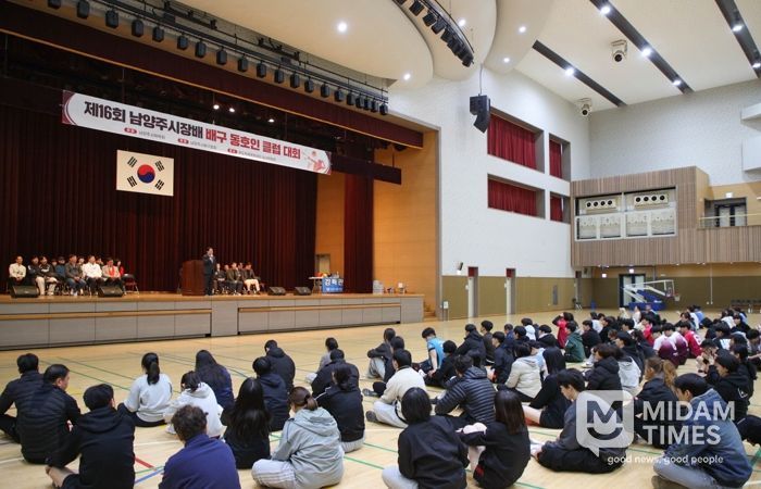 클럽리그 배구대회에서 인사말씀을 전하는 주광덕 시장