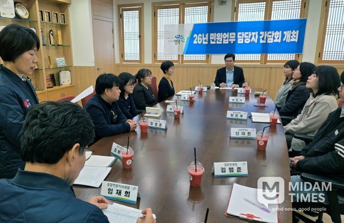 1. 김광열 영덕군수와 민원 담당 직원들이 소통간담회를 하고 있다.