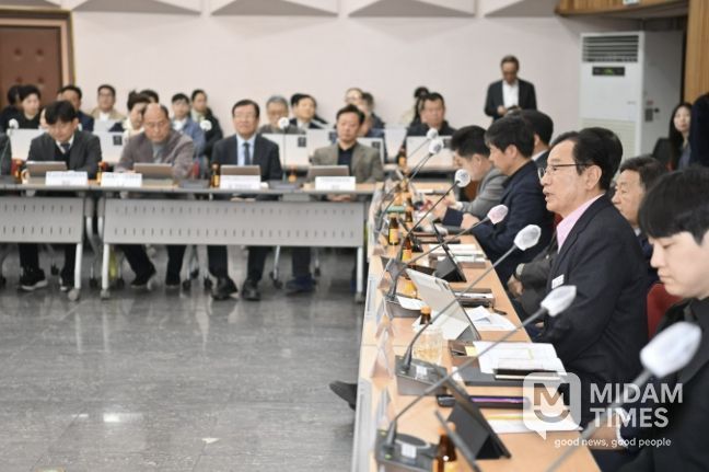 24일 오전 개최된 제15회 시민참여 주간회의에서 이현재 하남시장이 참석한 시민들에게 인사말을 전하고 있다.