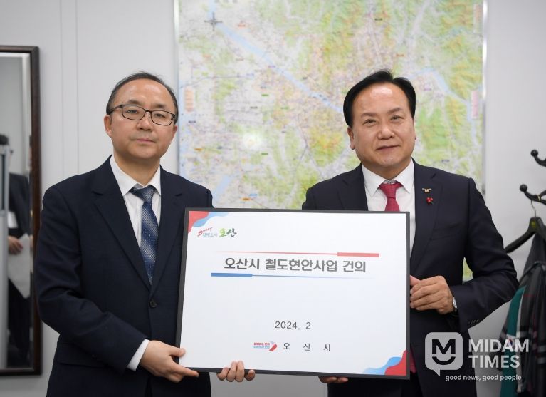 이권재 오산시장이 2024년 2월 철도 관계자와 면담을 갖고 철도 현안을 논의하고 있다.