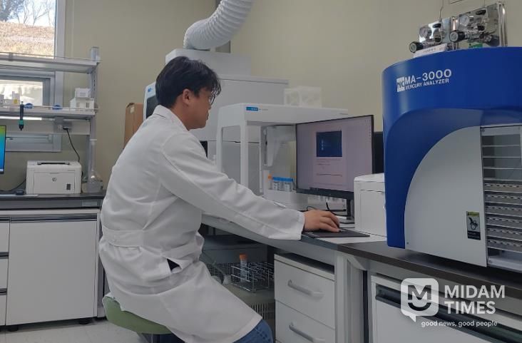 토양검정을 위한 준비 작업 및 분석장비 운용 모습