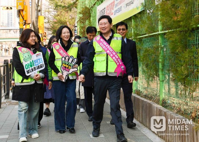 이상일 용인특례시장이 24일 동백초등학교에서 학생들의 안전한 등교를 위한 교통지도봉사에 참석했다.