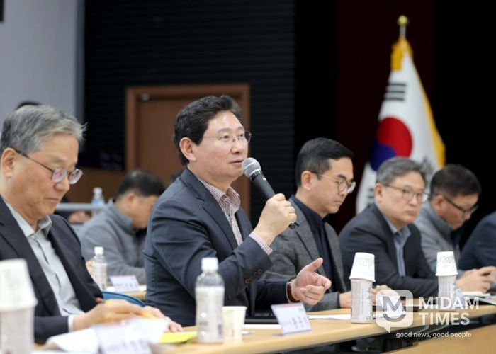 24일 원삼면 행정복지센터에서 간담회에 참석한 이상일 시장이 인사말을 하고 있다