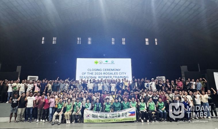 필리핀 로살레스시에서 예비 계절근로자들을 대상으로 문화교육을 실시하고 있다(단체기념사진)