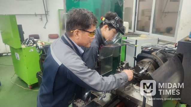 CNC선반 직종 학생 지도 모습_경북기계금속고등학교