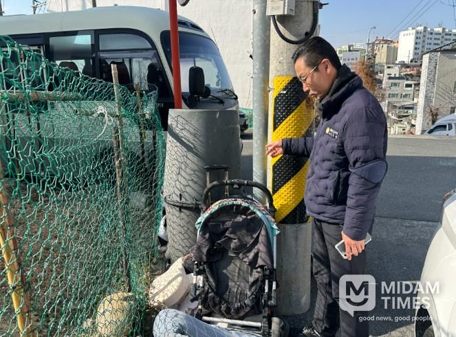 울산 중구의회(의장 박경흠) 문희성 의원은 25일 서면질문을 통해 관리사각에 놓여 흉물로 방치된 의류수거함 문제를 지적하고 대책마련을 요구했다