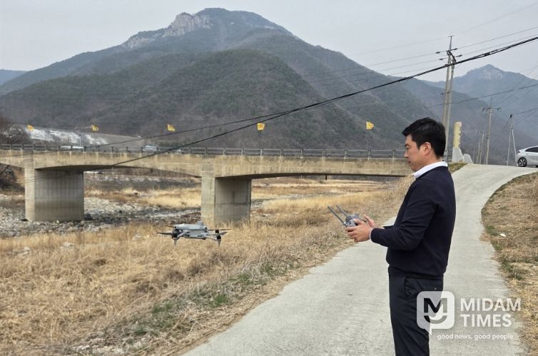 민원지적과 직원이 지적확정측량 대상지 및 개발부담금 부과대상 사업지 현장에서 드론을 직접 조종하고 있다.