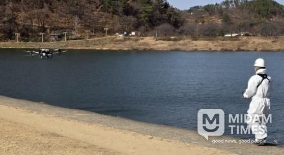 밀양시가 밀양강 일원에서 드론을 활용해 방역 작업을 실시하고 있다.