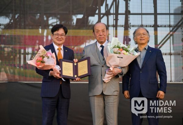 김병수 시장이 제15대 심수관에게 명예시민증을 수여했다.