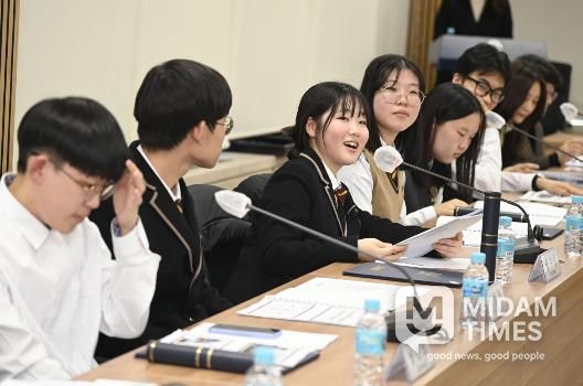 2026년 4월 1일_달성군 타 지역 학교 진학생 교복 구입비 지원 사진 1(자료사진. 2025년 2월 달성교육재단 겨울방학영어캠프 참여한 지역 고등학생 1학년생이 성과발표 중인 모습.)