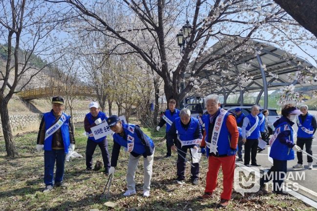 전몰군경유족회 영천시지회 회원들이 은해사 일원에서 산불예방 및 국토대청결 캠페인을 펼치고, 기념촬영을 하고 있다
