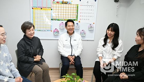 오세훈 서울시장이 4일(토) 구립석관동 꿈나무키우미돌봄센터를 찾아 종사자들과 대화하고 있다.