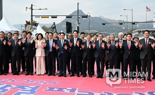 오세훈 서울시장이 4일(토), ‘2026년 부활절 퍼레이드’에서 참석자들과 기념 촬영하고 있다.