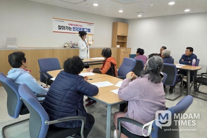 포항시 남구 치매안심센터가 구룡포 보건지소를 찾아 치매 예방과 관리가 필요한 치매 고위험군 어르신들을 대상으로 치매 예방 및 인지 강화 프로그램을 운영하고 있다.