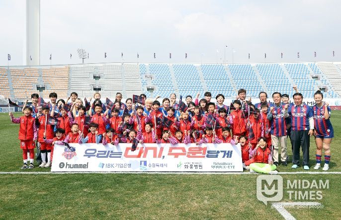 수원특례시의회 의장과 관계자들이 홈개막전을 기념해 어린이 및 선수단과 함께 기념촬영을 하고 있다.