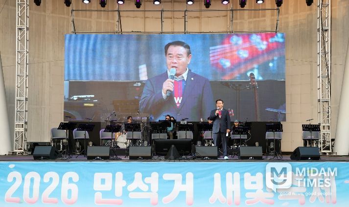 이재식 수원특례시의회 의장이 4일 만석공원에서 열린 ‘2026 만석거 새빛축제’ 개막식에 참석해 인사말을 하고 있다.