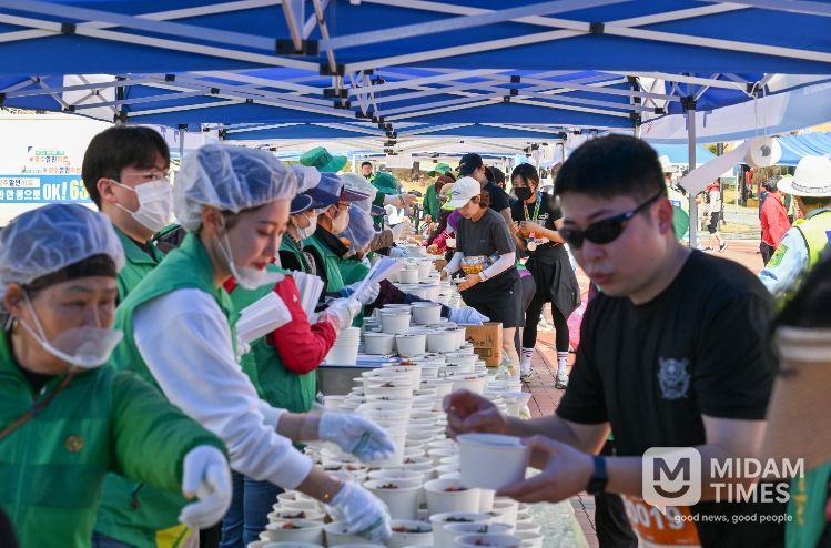 영주시 새마을회가 1만명 분 국수나눔을 하고 있다.