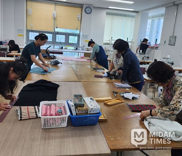 영주시는 4월6일부터 10일까지 2026년 행복학습센터 수강생을 모집한다(수강생들 교육모습)