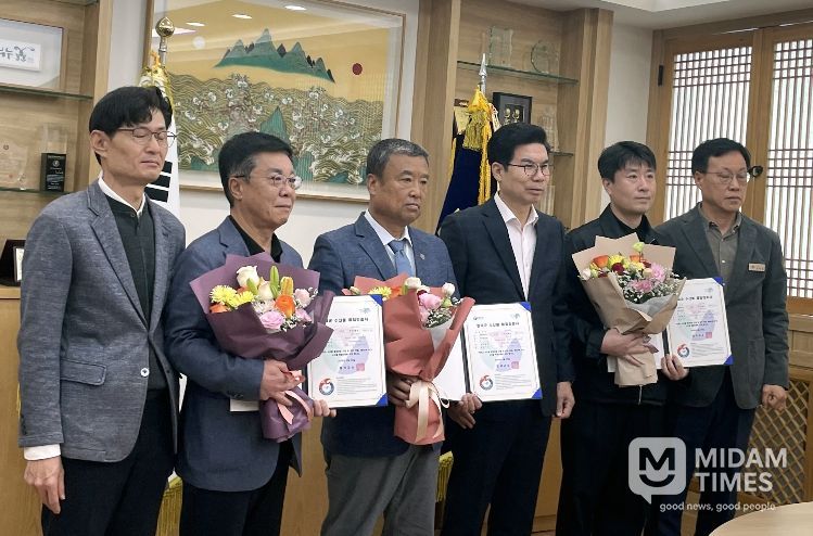김광열 영덕군수(왼쪽 네 번째)가 수산물품질인증을 획득한 업체와 인증서 수여를 기념하고 있다.