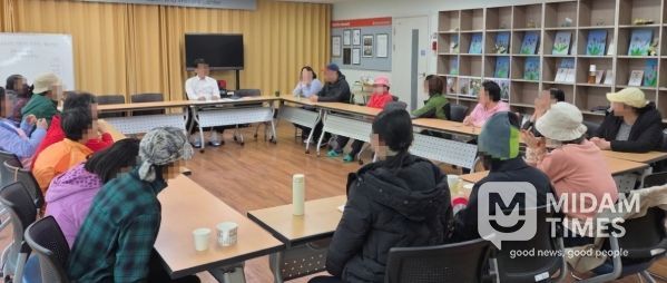 밀양시정신건강복지센터 프로그램실에서 주간 재활프로그램이 진행되고 있다.