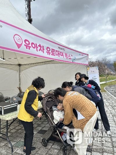 여성친화도시 시민참여단 유아차 대여부스 운영
