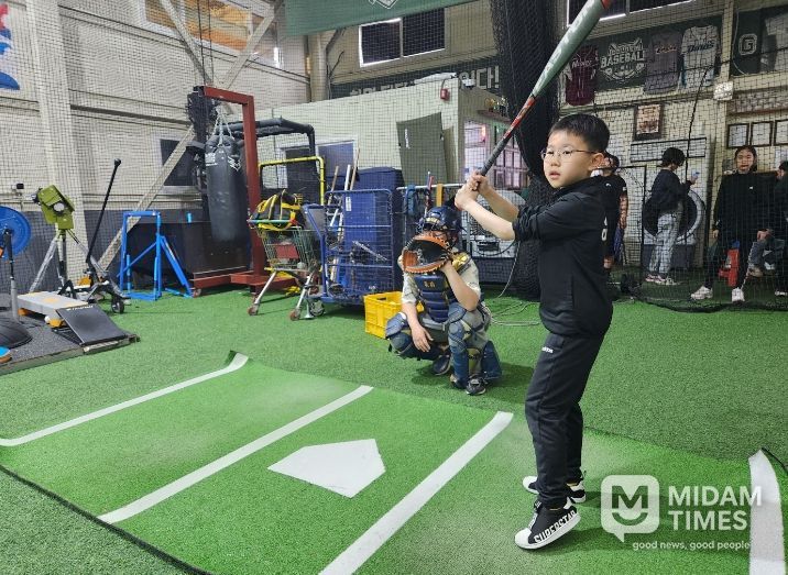 달성군청소년문화의집 체육동아리 운영(지난 4일 진행된 첫 활동 현장. 참여 학생들이 야구 전문 훈련장에서 캐칭 및 타격 연습에 매진 중인 모습.)